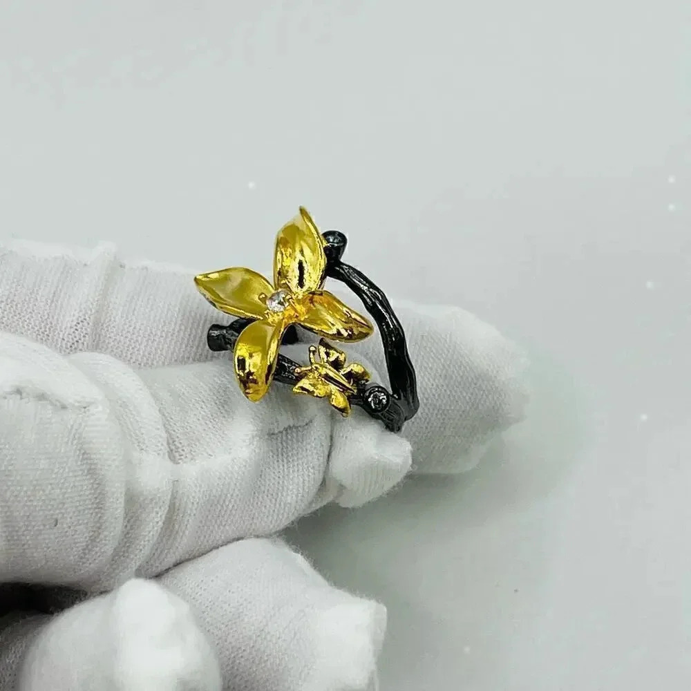 Elegant Flower Rhinestone Ring - Picture 4 of 6